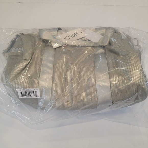 WILDFOX Silver Duffle Bag ,Carry On Luggage , Gym Bag NWT! - Picture 3 of 11